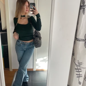 Lågmidjade jeans  - Säljer dessa skit snygga lågmidjade jeansen från zara, storlek 36 och i bra skick! 💙