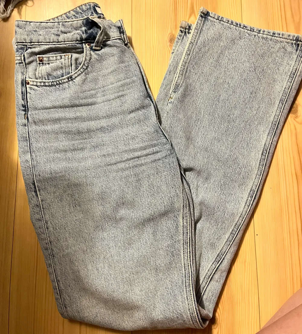 Straight high split jeans ljusblå Strl: 36 Märke: HM Material: 100 bomull Skick: som nya, inga anmärkningar. Testade två gånger. Produktbilden visar rättvis färg . Farkut & Housut.