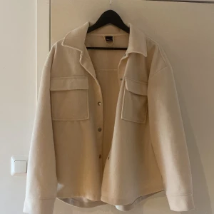 jacka - fin beige skjortjacka från gina tricot, använd fåtal gånger pga köpte för stor storlek, storlek M men modellen är oversized, om du undrar något mer är det bara att skriva!🫶🏻 