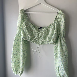 Somrig topp - Supersöt sommartopp, aldrig använd (lapp sitter kvar), skulle passa storlek 38 också!