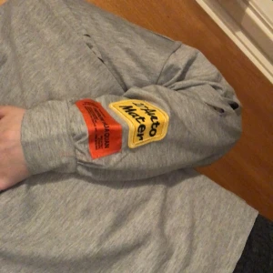 Boxy tröja - Aldrig använd  Patches på armen  Slitningar överallt typ
