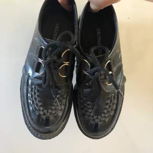 Har haft dessa skor ett par år, men bra skick då jag använt de få gånger! Kostar nya 201£ kallas på underground london hemsidan : ORIGINAL WULFRUN CREEPER – BLACK LEATHER – DOUBLE SOLE   Kan mötas i Lund och kanske  malmö beroende på tider! 