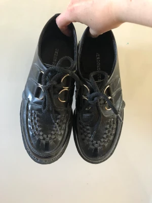 Underground london skor  - Har haft dessa skor ett par år, men bra skick då jag använt de få gånger! Kostar nya 201£ kallas på underground london hemsidan : ORIGINAL WULFRUN CREEPER – BLACK LEATHER – DOUBLE SOLE   Kan mötas i Lund och kanske  malmö beroende på tider! 