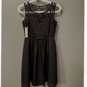 Svart klänning med spets - Svart klänning med spets Helt ny med prislapp kvar Strl XS