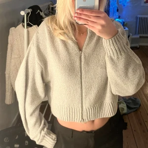 Grå kofta/tröja - Fin tröja/kofta som går att använda på olika sätt då det är två dragkedjor. Från H&M i mycket fint skick! 