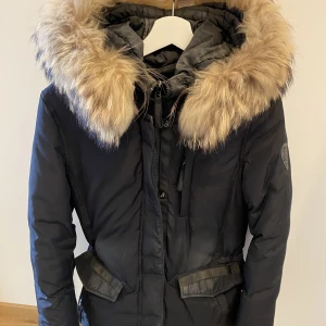 Hollies dunjacka - Fin dunjacka från Hollies. I fint skick förutom att den är i behov av en kemtvätt. Äkta päls 