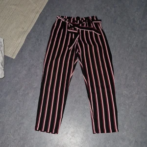 Byxor - Randiga byxor, med snörning i midjan. Sparsamt använda 