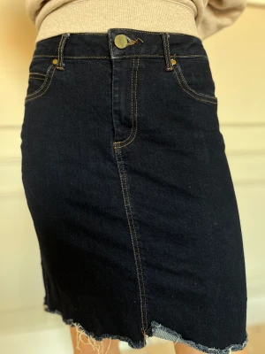 Jeanskjol  - Snygg jeanskjol. Klippt nertill. 