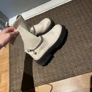Boots - Boots använda 2 gånger för de passar inte mina fötter. Storlek 39. Två fläckar