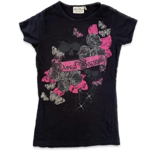 Söt t-shirt - Söt t-shirt med snyggt tryck! Den är bar storlek ( 158- 164 ) men passar bra på mig som är typ S😇 någon rhinestone har trillat av men inget som syns, inte märkt några andra defekter 