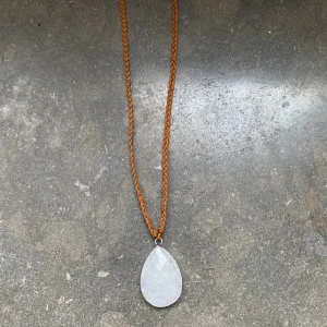 Halsband - Halsband med bergskristall och makramé kedja