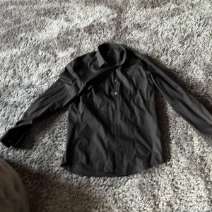 Svart Boss skjorta - Sällan använd. Toppskick. Slim fit