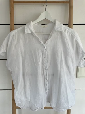 Linneskjorta - Linneskjorta i tshirt-modell. Jättesnygg, jag är strl S och har haft denna strl 40 som oversized. Köparen står för frakten 