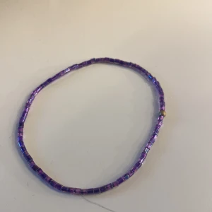 Armband - Säljer detta fina armbandet som jag köpte utomlands för några år sedan. Köpte det för ca 40kr. Har typ aldrig används. Fint skick och skön och ha på sig!