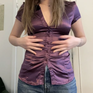 Silkesskjorta/korsett - Silkesblus med korsett liknande form!! Helt drömmig passform och har varit en favorit men dags och sälja då den inte längre kommer till användning!!
