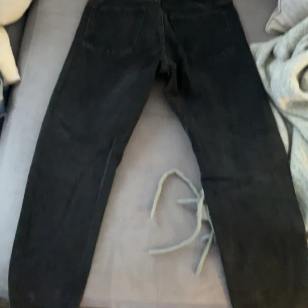 Tvättade svarta jeans ifrån weekday regular fit. Skick: använda men fina Strl: 31:30   Mitt pris 250+ frakt  Snabbaffär 200+ frakt . Jeans & Byxor.