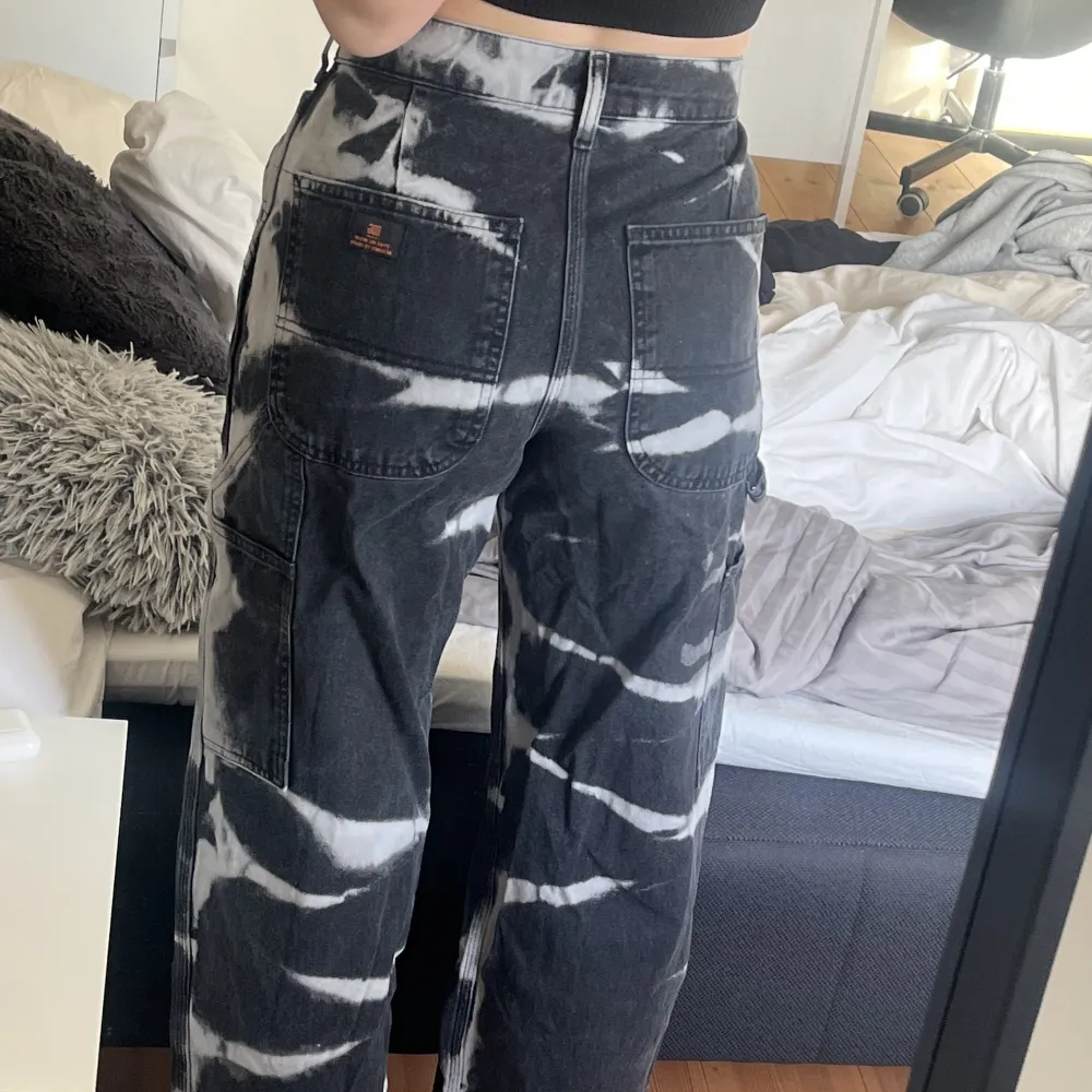 Jag säljer ett par jeans som är använda Max 3 gånger och är köpta från Zalando. Superfina och sköna men passar inte mig i stilen. Jeansen är i storlek 26/S och jag är 167 cm och då passar dom perfekt i längden. Nypris var 600kr . Farkut & Housut.