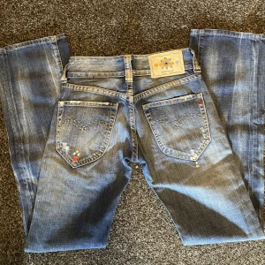 Lågmidjade replay jeans - Supersnygga lågmidjade jeans från Replay, straight passform. Aldrig använda av mig men köpa second hand.