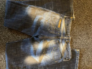Lågmidjade jeans - Ursnygga lågmidjade jeans från Fornarina, passformen är straight men lite bootcut. Aldrig använda av mig men köpta second hand.