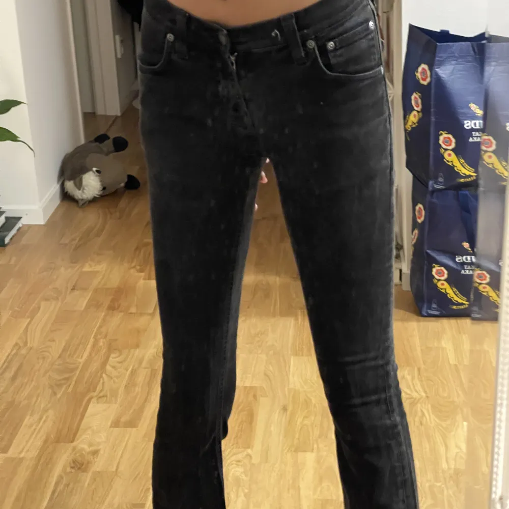 Nudie jeans i modellen bootcut, stl 27/32🤍 tyvärr lite korta på mig som är 175! Är lite osäker ifall jag ska sälja dem men vid ett bra pris kan det tänkas 💖. Jeans & Byxor.