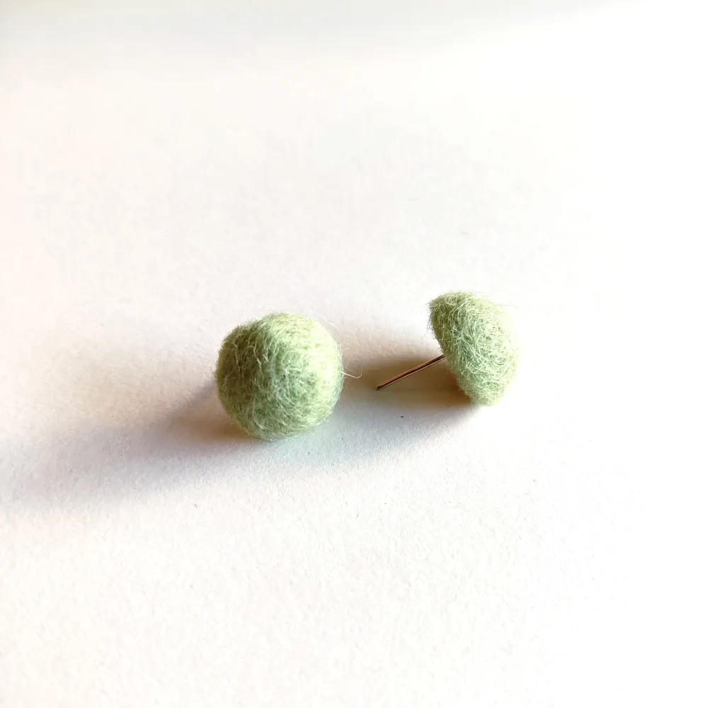 Handmade earrings, made from felt material, colour of mint . Accessoarer.