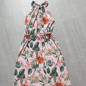 Blommig långklänning från märket Anna Field modell petite. Använd 1 gång. 
