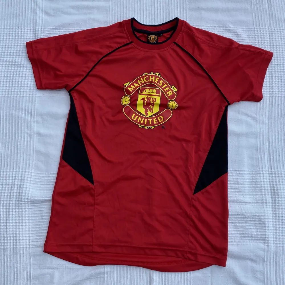 Manchester United träningströja! Det är official merchandise köpt utomlands. Sparsamt använd så väldigt bra skick. . Hoodies.