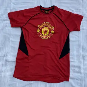 Manchester United träningströja! Det är official merchandise köpt utomlands. Sparsamt använd så väldigt bra skick. 