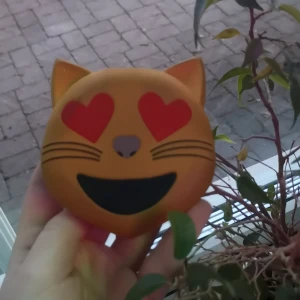 Power bank  - En katt emoji med hjärtögon som är en power bank. Den fungerar helt fel fritt men jag personligen gillar den inte så mycket. Hoppas någon annan fastnar för den✨🤘