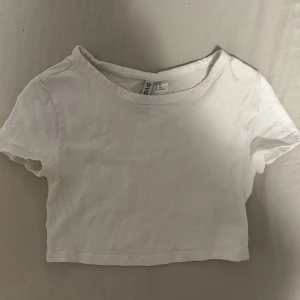 Topp - Vit topp/magtröja som är använd max en gång (tryck INTE på köp nu) köparen står för frakt. För fler bilder skriv till mig 💕