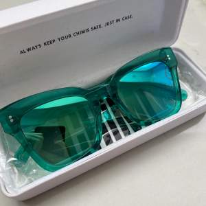 Säljer mina chimi-solglasögon i färgen aqua, modell #005 med spegelglas 💕 fint skick och perfekta till sommaren! nypris: 1 250 kr