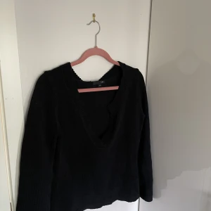 Stickad tröja med trekvartslånga ärmar  - Säljer den här marinblåa tröjan som jag har använt Max 2 gånger.  Bra att tänka på är att den är ganska v ringad där framme🥳