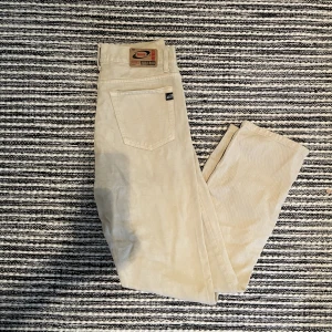 Beiga jeans  - Snygga byxor jag köpte för länge länge sen, har knappt använt för de är tyvärr för små för mig):  Lite seg i gylfen högst upp men tror att det är enkelt att fixa🙏🏻❤️