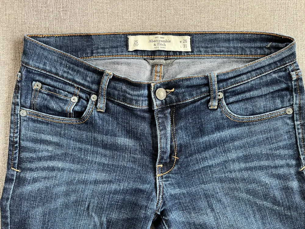 Abercrombie and Fitch 💕 Flare jeans, Madison Midjemått: 37cm  Innerbenslängd: 75cm Storlek W26 L31 . Jeans & Byxor.