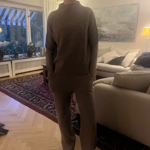 Stickad tröja - Säljer tröjan i detta otroliga setet som verkligen är så skön och mjuk🙌🏼 passar bra nu när det blir lite kallare!