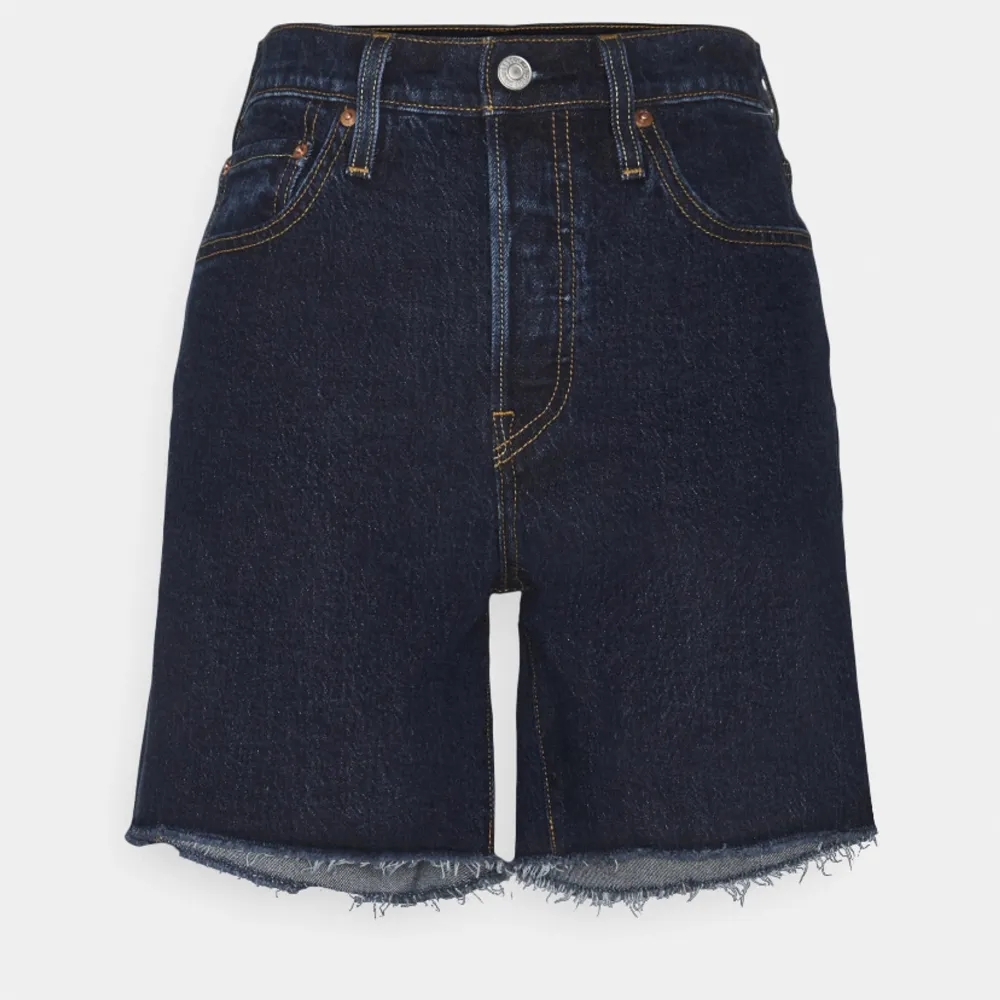Levi’s jeans shorts i modell 501 i stl 29. Oanvända o köpta för 629kr o säljer för 310kr ingen frakt. Shorts.