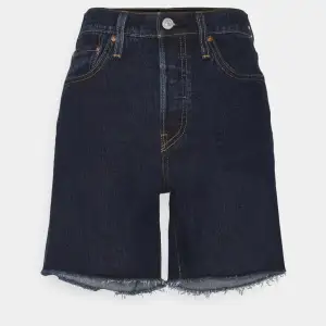 Levi’s jeans shorts i modell 501 i stl 29. Oanvända o köpta för 629kr o säljer för 310kr ingen frakt