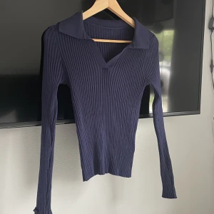 Topp - Skitsnygg marinblå topp i storlek M! Säljer då den inte kommer till användning, använd få gånger :) 