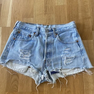 Levis 501 jeansshorts - Säljer pga dom har blivit för små för mig, passar storlek xs