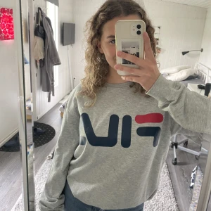 Fila sweatshirt - En fila sweatshirt i storlek S, upplevs som oversize