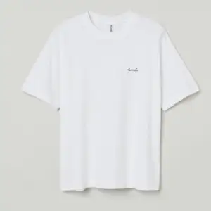Säljer en vit t-shirt med texten ”smile”, se tydligare på bild 2. Bilderna är lånade från H&M’s hemsida. Slutsåld online. Har används ett antal gånger men det är inget som syns! Skriv privat vid frågor eller intresse🥰