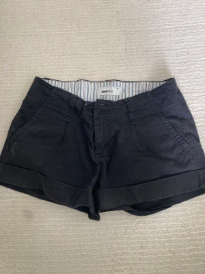 Svarta Shorts  - Ett par svarta shorts. Sparsamt använda. Lite stora i storleken men skulle säga mellan 34-36. 🤍🤍
