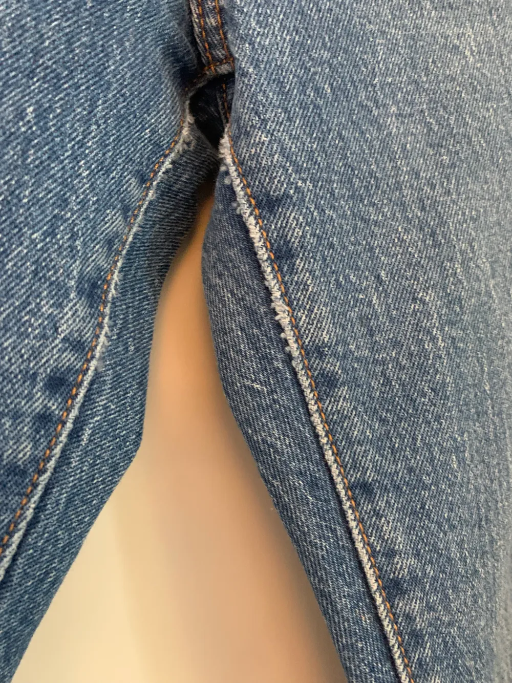 Mom-jeans från Levi’s i strl 26. Säljer då dem är lite korta på mig som är 172. I princip i nyskick förutom pyttelite slitage mellan benen (se bild två)☺️. Jeans & Byxor.