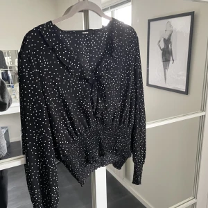 Blus  - En vitprickig blus från Bikbok i strl L. Jättebra skick då den är använd få gånger.  Köparen står för priset + frakten🖤