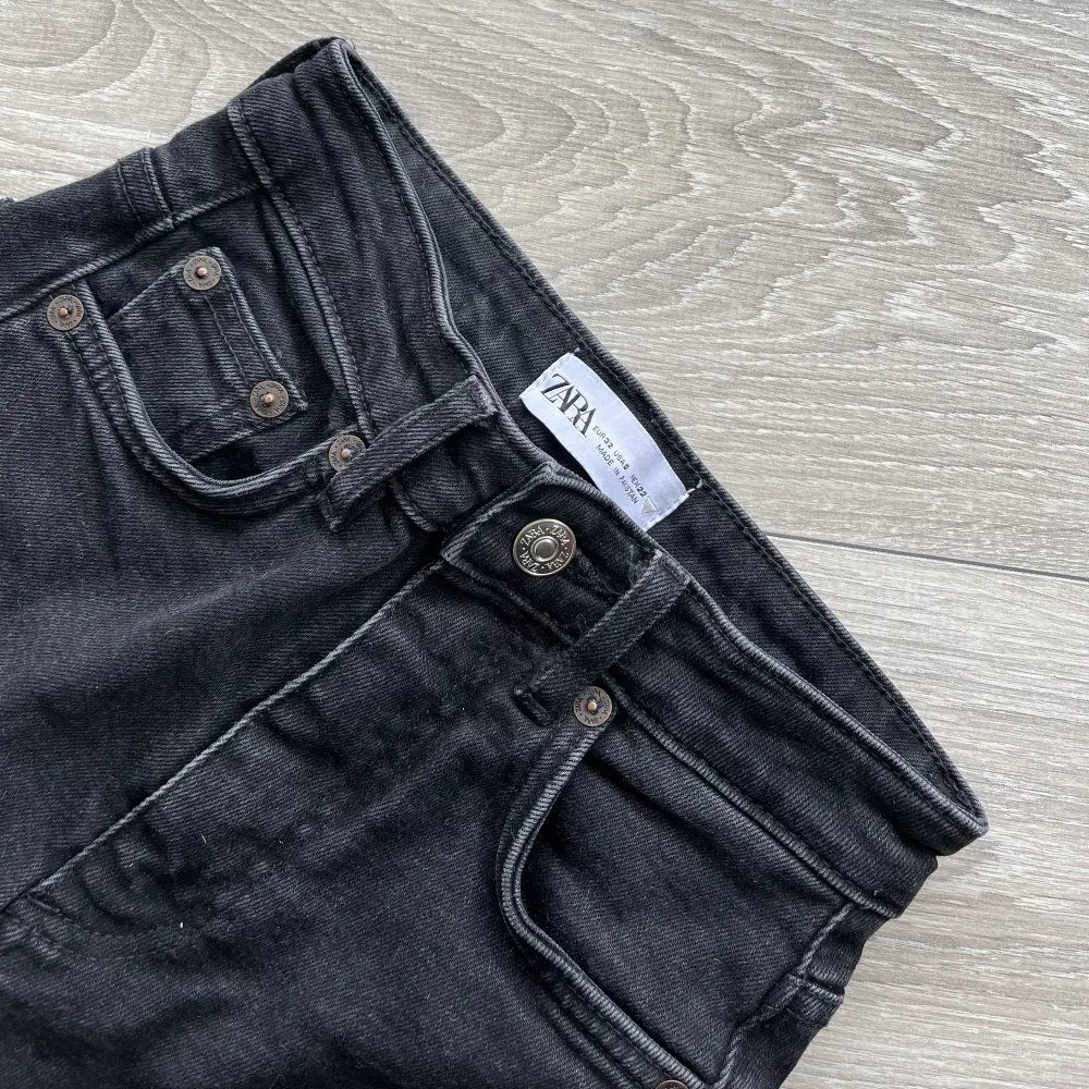 Ett par svarta jeans från zara med hög midja och slits vid benslutet💗 skriv till mig vid intresse😇. Jeans & Byxor.