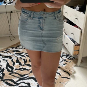 Jeanskjol - Säljer min skitsnygga jeanskjol som jag gillar att ha lite kortare (första bilden), den är väldigt stretchig så passar flera storlekar och är extremt skön! 