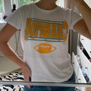 T-shit - Cool t-shirt med champion tryck, väldigt sparsamt använd!