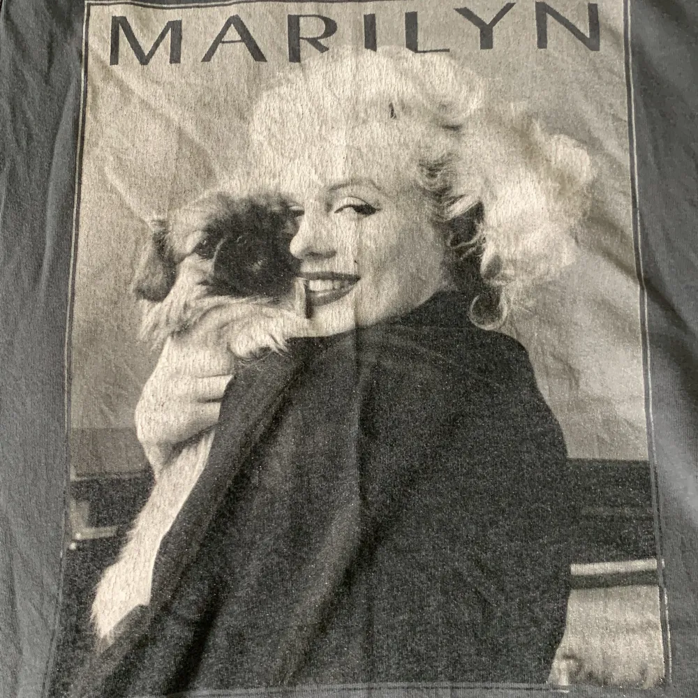 En Marilyn Monroe tröja som använts ett par gånger men är i bra skick. T-shirts.