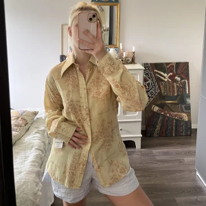 Blommig skjorta - Blommig skjorta köpt second hand. 