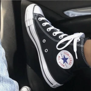 Svarta converse - Säljer mina höga svarta converse då dom inte kommer till användning💗Stl 38 och i bra skick💕tryck inte på köp nu